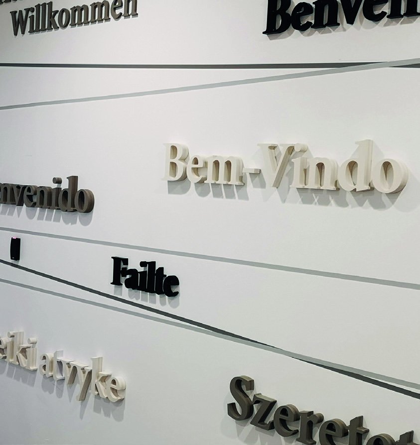 Signalétique murale en lettres aluminium découpées