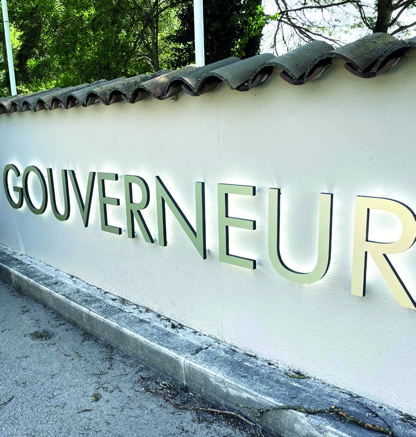 Lettres rétroéclairées avec halo lumineux sur mur extérieur