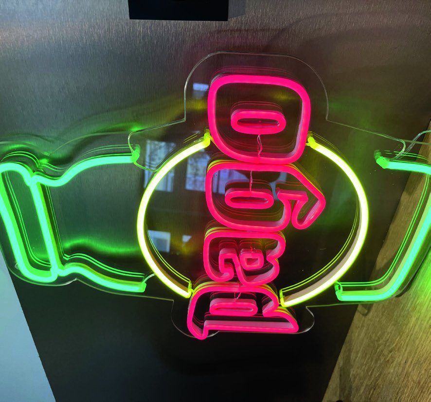 Néon LED flexible multicolore formant un logo